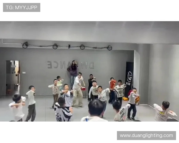 深圳街舞队与西安街舞队速度较量赛后分析与精彩瞬间回顾