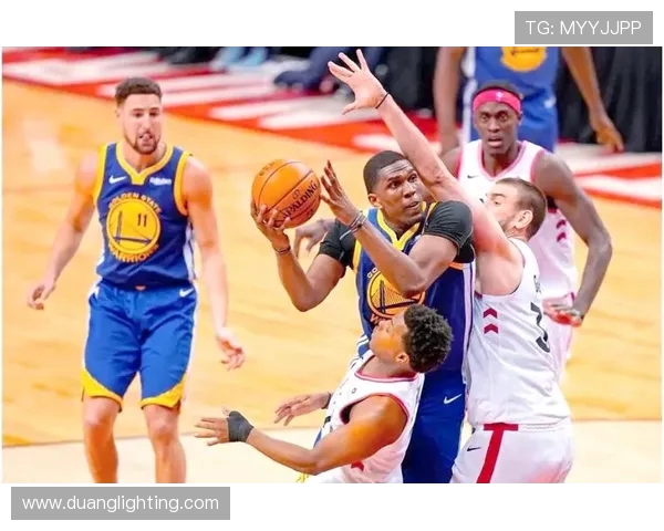 猛龙勇士总决赛经典重播回顾赛场精彩瞬间与战术对决分析 猛龙勇士总决赛经典重播回顾赛场精彩瞬间与战术对决分析