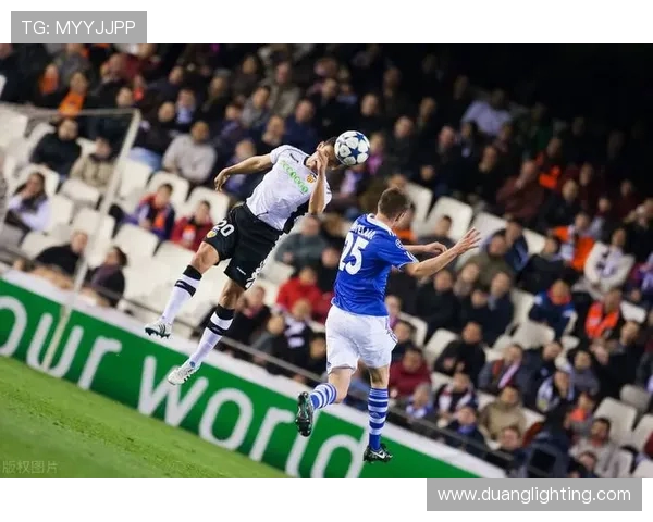 纽约堡与沙尔克的激烈对决揭示足球战术的魅力与挑战 纽约堡与沙尔克的激烈对决揭示足球战术的魅力与挑战