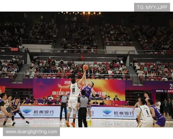 杭州篮球队状态变革引发热议球迷期待新赛季的精彩表现与突破